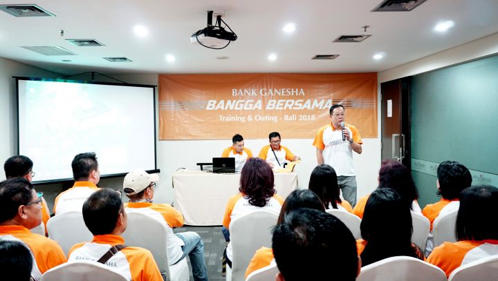 briefing direktur bisnis